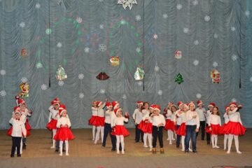 „Poveste de iarnă”, spectacolul claselor primare de la Colegiul Național „Mihai Eminescu”