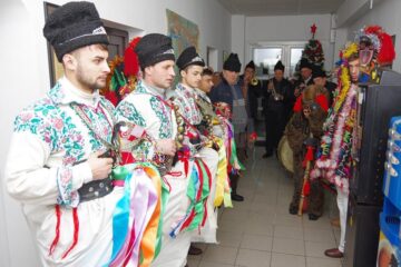 Colindători din Fântânele la redacția Monitorului de Suceava