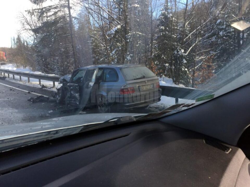 BMW-ul lovit violent de mașina intrată pe contrasens. Cei trei oameni din interior au scăpat cu leziuni ușoare BMW-ul lovit violent de mașina intrată pe contrasens. Cei trei oameni din interior au scăpat cu leziuni ușoare