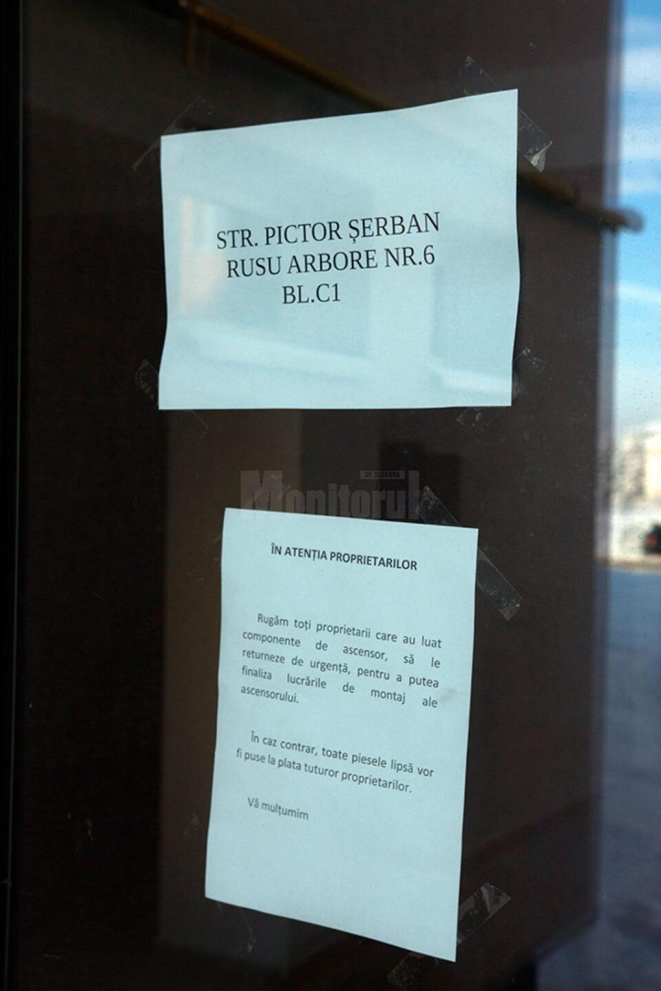 Anunțul constructorului, pus pe geamul a trei din cele patru scări de bloc