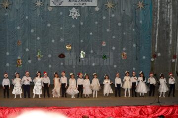„Poveste de iarnă”, spectacolul claselor primare de la Colegiul Național „Mihai Eminescu”