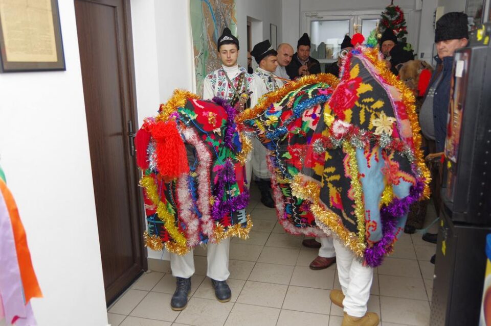 Un grup de datini și obiceiuri din Fântânele a colindat ieri redacția Monitorului de Suceava