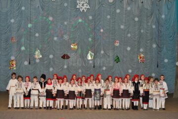 „Poveste de iarnă”, spectacolul claselor primare de la Colegiul Național „Mihai Eminescu”
