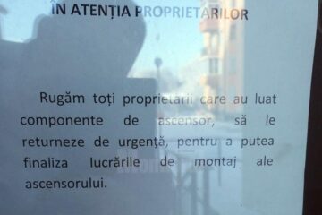 Anunțul constructorului, pus pe geamul a trei din cele patru scări de bloc