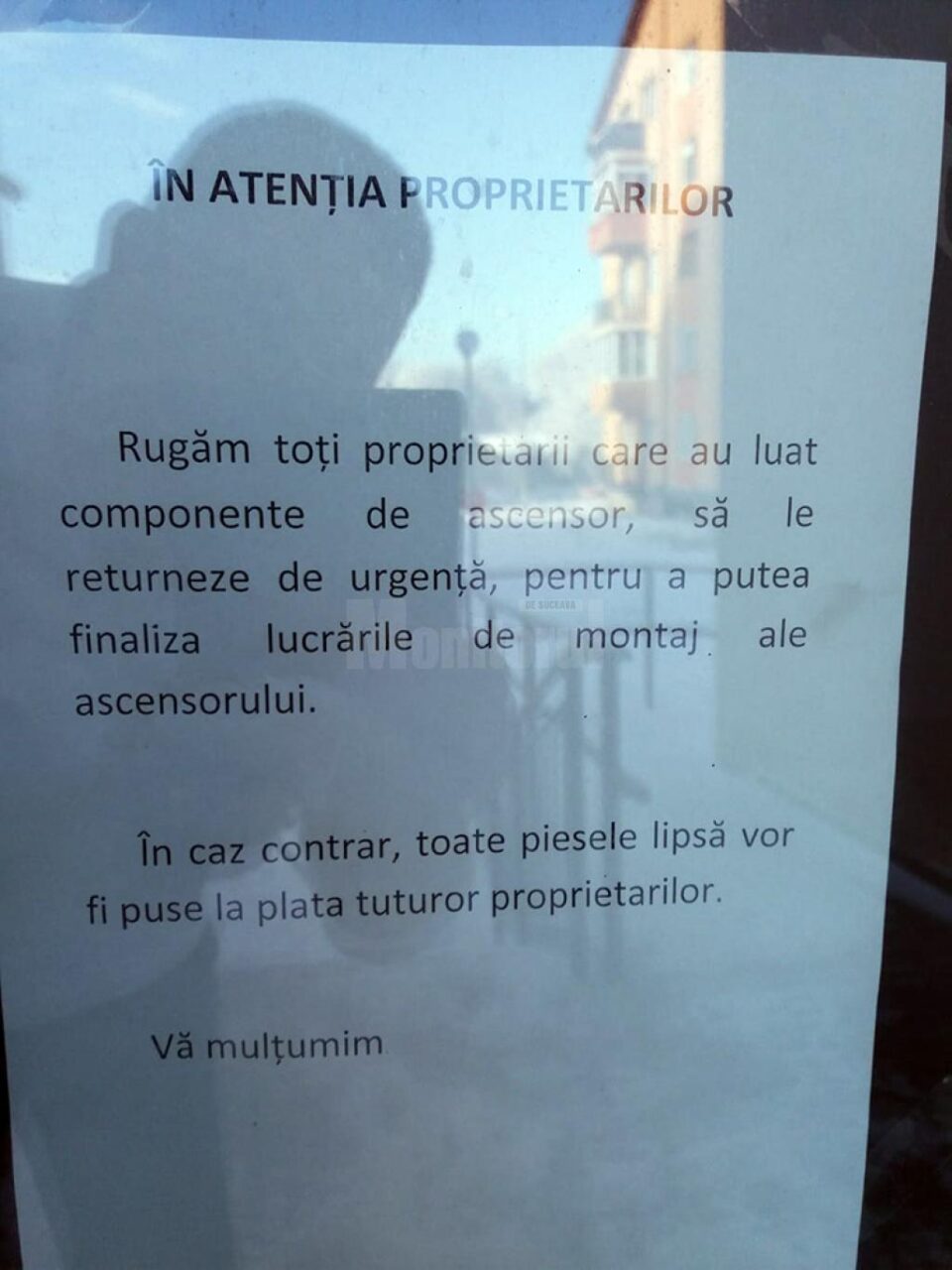Anunțul constructorului, pus pe geamul a trei din cele patru scări de bloc