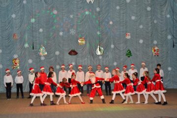 „Poveste de iarnă”, spectacolul claselor primare de la Colegiul Național „Mihai Eminescu”