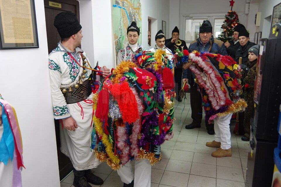 Un grup de datini și obiceiuri din Fântânele a colindat ieri redacția Monitorului de Suceava
