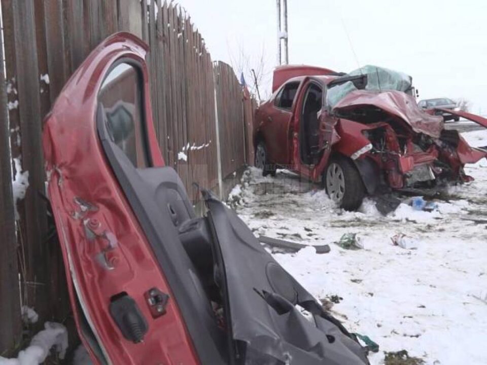 Autoturismul în care se aflau cei doi oameni care au murit, tată și fiu