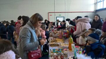 Vânzări de aproape 14.000 de lei, la Târgul de Crăciun al elevilor școlii din Ipotești, în favoarea copiilor de la complexul „Floare de colț” din Dorohoi