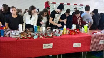 Vânzări de aproape 14.000 de lei, la Târgul de Crăciun al elevilor școlii din Ipotești, în favoarea copiilor de la complexul „Floare de colț” din Dorohoi