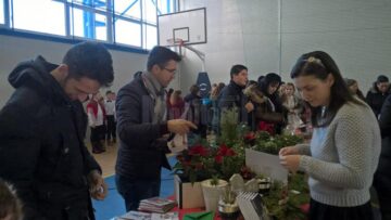 Copii și părinți s-au transformat în comercianți entuziaști pentru o cauză bună
