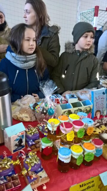 Vânzări de aproape 14.000 de lei, la Târgul de Crăciun al elevilor școlii din Ipotești, în favoarea copiilor de la complexul „Floare de colț” din Dorohoi
