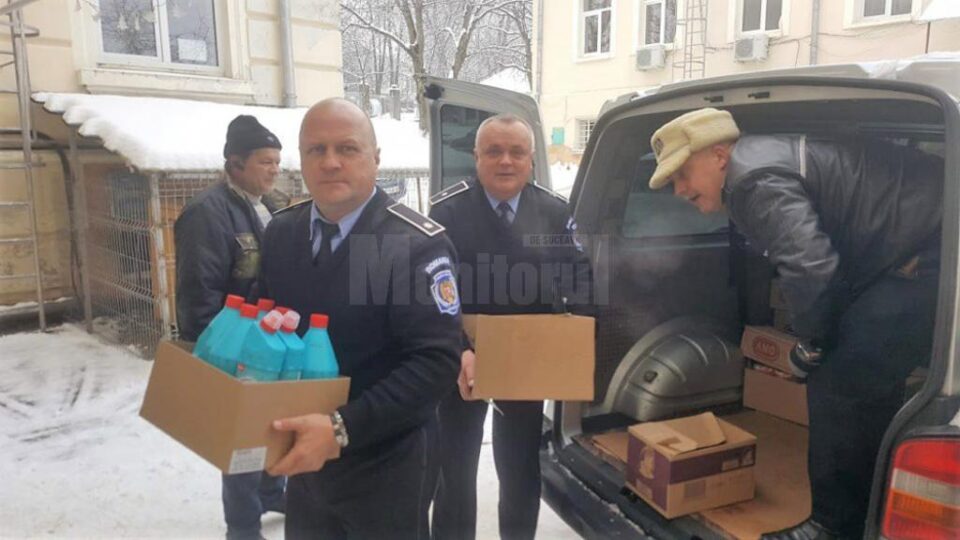 Cadouri oferite de Poliția Locală Suceava pentru tineri și bătrâni cu situații dificile