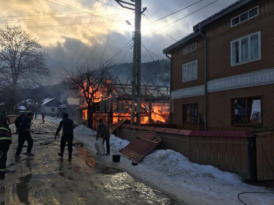 Casă salvată din calea unui incendiu foarte puternic, care a făcut pagube de 100.000 de lei Casă salvată din calea unui incendiu foarte puternic, care a făcut pagube de 100.000 de lei