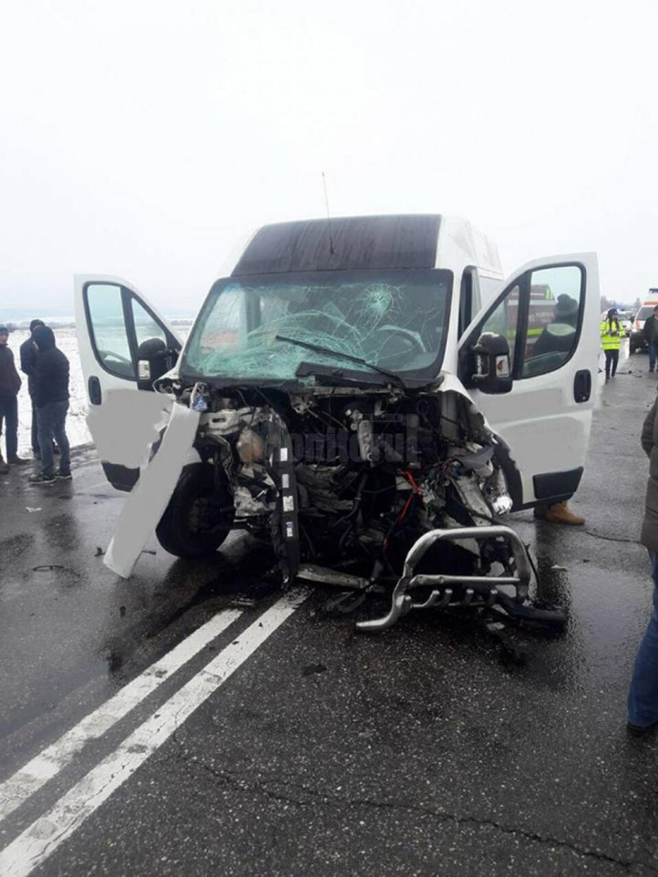 Șoferul microbuzului se face vinovat de producerea accidentului, după ce a depășit pe linie continuă