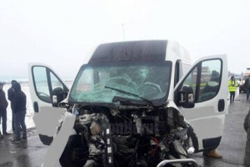 Șoferul microbuzului se face vinovat de producerea accidentului, după ce a depășit pe linie continuă