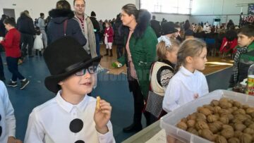 Vânzări de aproape 14.000 de lei, la Târgul de Crăciun al elevilor școlii din Ipotești, în favoarea copiilor de la complexul „Floare de colț” din Dorohoi