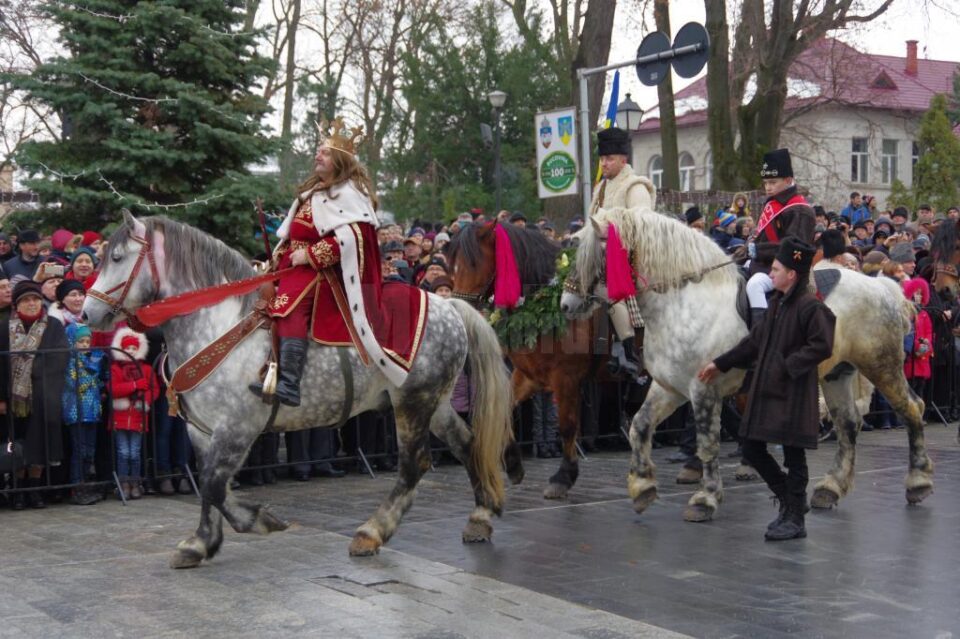 Peste 1.500 de urători și colindători au participat la parada obiceiurilor de iarnă din Suceava Peste 1.500 de urători și colindători au participat la parada obiceiurilor de iarnă din Suceava