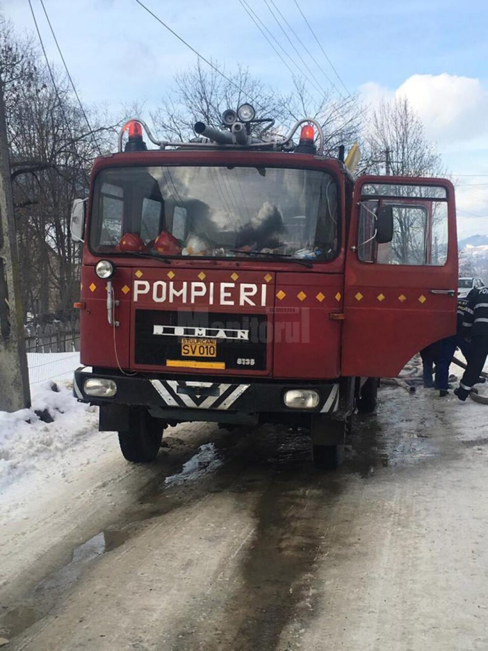 Casă salvată din calea unui incendiu foarte puternic, care a făcut pagube de 100.000 de lei