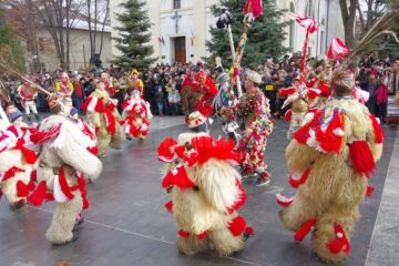 Peste 10.000 de spectatori la parada obiceiurilor de iarnă din Suceava