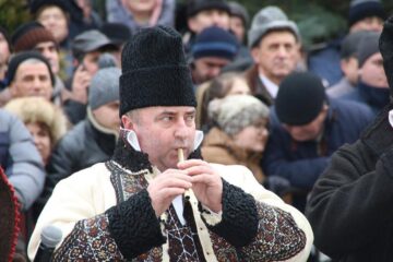 Peste 10.000 de spectatori la parada obiceiurilor de iarnă din Suceava