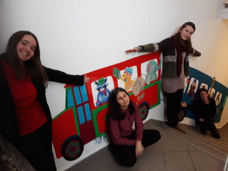 Un grup de voluntari a dăruit Grădiniței „Micul Prinț” Rădăuți desene decorative pe pereții unității de învățământ
