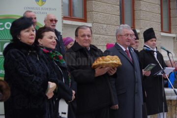 Oficialitățile sucevene i-au întâmpinat cu colaci pe urători