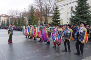Peste 10.000 de spectatori la parada obiceiurilor de iarnă din Suceava