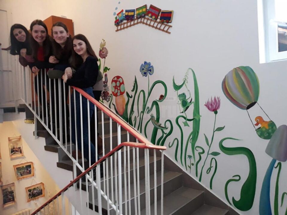 Un grup de voluntari a dăruit Grădiniței „Micul Prinț” Rădăuți desene decorative pe pereții unității de învățământ