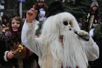 Peste 10.000 de spectatori la parada obiceiurilor de iarnă din Suceava