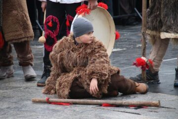 Peste 10.000 de spectatori la parada obiceiurilor de iarnă din Suceava