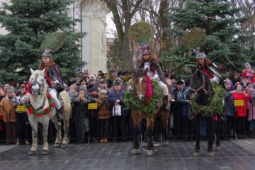 Peste 10.000 de spectatori la parada obiceiurilor de iarnă din Suceava