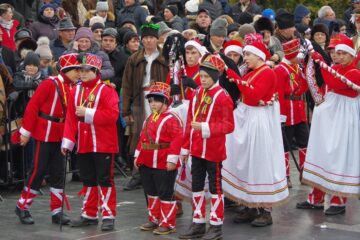 Peste 10.000 de spectatori la parada obiceiurilor de iarnă din Suceava