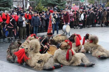 Peste 10.000 de spectatori la parada obiceiurilor de iarnă din Suceava