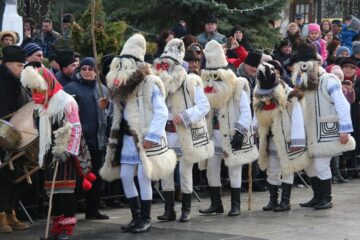 Peste 10.000 de spectatori la parada obiceiurilor de iarnă din Suceava