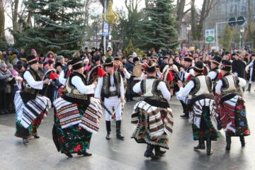 Peste 10.000 de spectatori la parada obiceiurilor de iarnă din Suceava