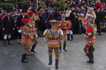 Peste 10.000 de spectatori la parada obiceiurilor de iarnă din Suceava