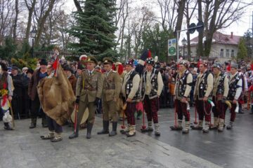 Peste 10.000 de spectatori la parada obiceiurilor de iarnă din Suceava