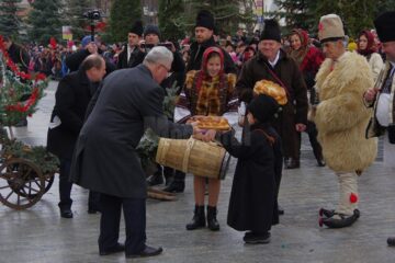 Peste 10.000 de spectatori la parada obiceiurilor de iarnă din Suceava