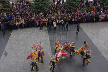 Peste 10.000 de spectatori la parada obiceiurilor de iarnă din Suceava