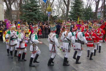 Peste 10.000 de spectatori la parada obiceiurilor de iarnă din Suceava
