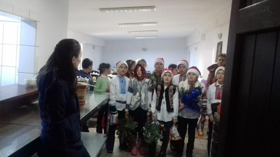 Daruri pentru copiii de la Centrul de Zi ”Sf. Vineri” Suceava, din partea elevilor de la Zaharești și Stroiești Daruri pentru copiii de la Centrul de Zi ”Sf. Vineri” Suceava, din partea elevilor de la Zaharești și Stroiești
