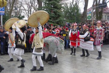 Peste 10.000 de spectatori la parada obiceiurilor de iarnă din Suceava