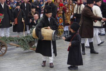 Peste 10.000 de spectatori la parada obiceiurilor de iarnă din Suceava