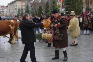 Peste 10.000 de spectatori la parada obiceiurilor de iarnă din Suceava