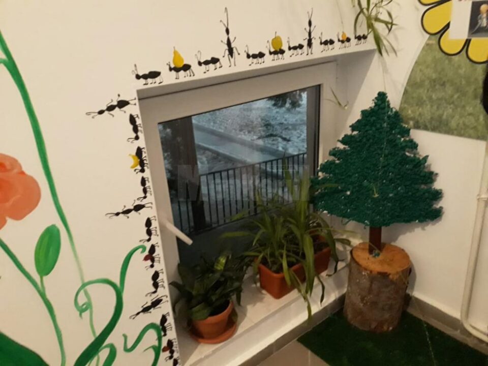Un grup de voluntari a dăruit Grădiniței „Micul Prinț” Rădăuți desene decorative pe pereții unității de învățământ