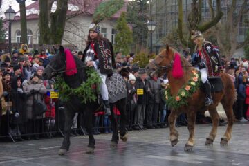 Peste 10.000 de spectatori la parada obiceiurilor de iarnă din Suceava