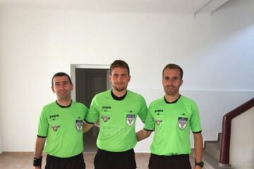 Asistenții Andrei Pișta și Alexandru Blanariu îl încadrează pe centralul Florin Motriuc, și el un tânăr de perspectivă în arbitraj