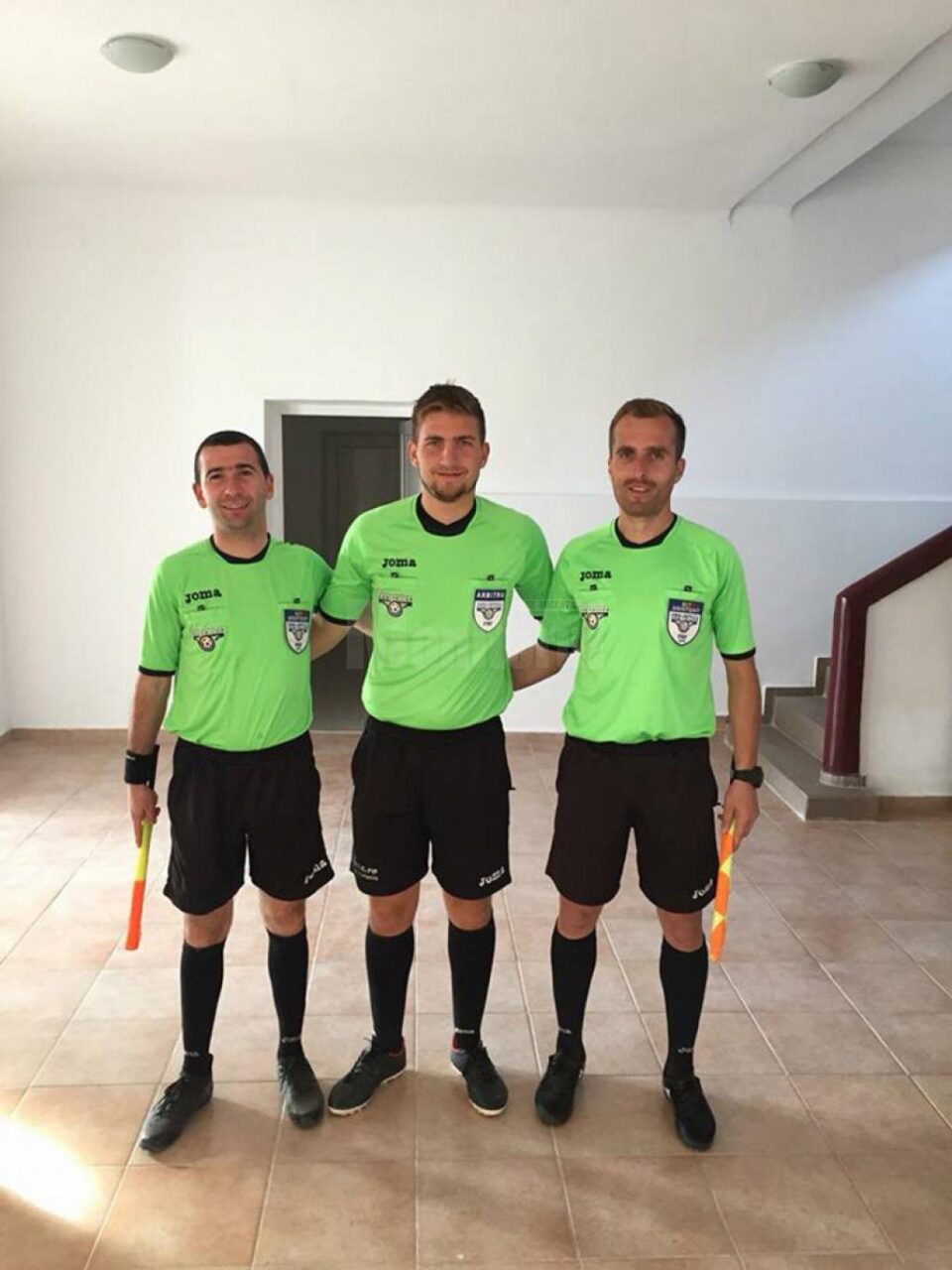 Asistenții Andrei Pișta și Alexandru Blanariu îl încadrează pe centralul Florin Motriuc, și el un tânăr de perspectivă în arbitraj Asistenții Andrei Pișta și Alexandru Blanariu îl încadrează pe centralul Florin Motriuc, și el un tânăr de perspectivă în arbitraj