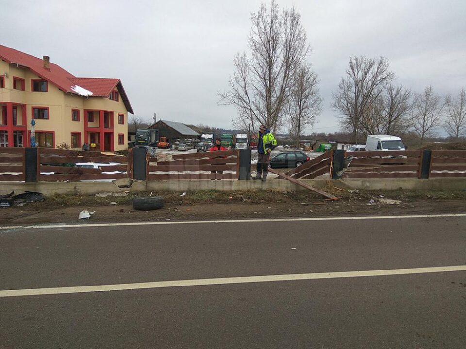 Un șofer care circula cu viteză a distrus un gard și și-a băgat soția în spital
